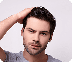 رجل بمظهر جميل بعد زراعة الشعر