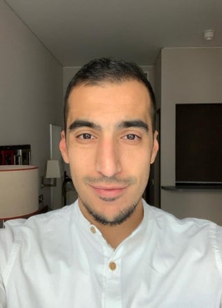 السيد عصام لعملية زراعة الشعر بمركز اليت هير بعد 7 أشهر