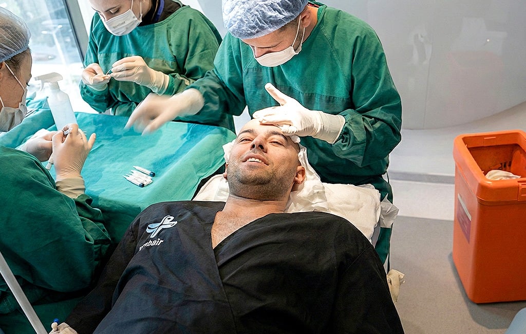 كريم رفيع داخل غرفة العمليات أثناء زراعة شعره في اليت هير