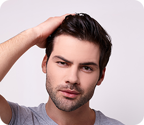 رجل بمظهر جميل بعد زراعة الشعر