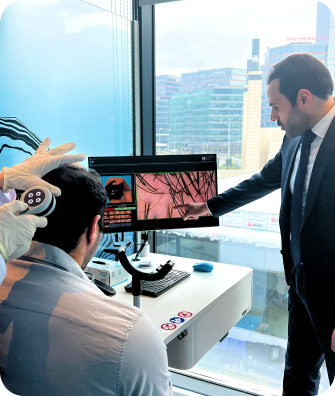 فحص فروة الرأس قبل زراعة الشعر